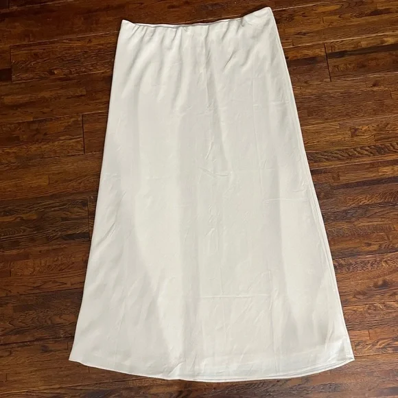 ABERCROMBIE AND FITCH - 2 Layer Flowy Maxi Skirt in Very Light Pink - Picture 7 of 7